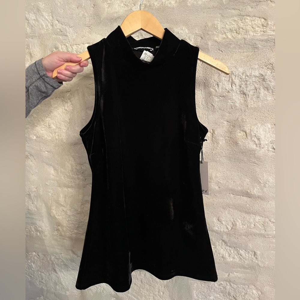 Dex NWT.  Nieman Marcus Velvet Mock Neck Blouse. Women’s Small.